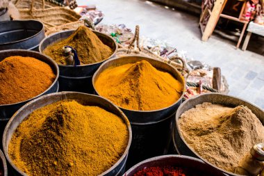 Fez, Fas - 15 Haziran 2022 Doğu ürünleri, temel yağlar, kremler ve baharatlar Medine 'de bulunan Fez meydanında satılıyor.