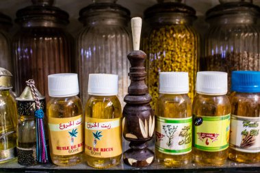 Fez, Fas - 15 Haziran 2022 Doğu ürünleri, temel yağlar, kremler ve baharatlar Medine 'de bulunan Fez meydanında satılıyor.