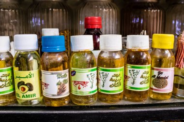Fez, Fas - 15 Haziran 2022 Doğu ürünleri, temel yağlar, kremler ve baharatlar Medine 'de bulunan Fez meydanında satılıyor.