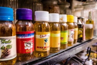 Fez, Fas - 15 Haziran 2022 Doğu ürünleri, temel yağlar, kremler ve baharatlar Medine 'de bulunan Fez meydanında satılıyor.