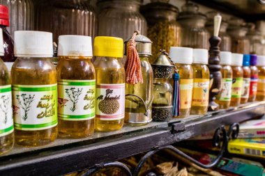 Fez, Fas - 15 Haziran 2022 Doğu ürünleri, temel yağlar, kremler ve baharatlar Medine 'de bulunan Fez meydanında satılıyor.