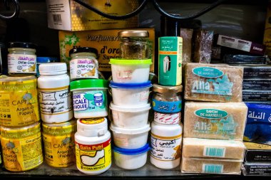 Fez, Fas - 15 Haziran 2022 Doğu ürünleri, temel yağlar, kremler ve baharatlar Medine 'de bulunan Fez meydanında satılıyor.