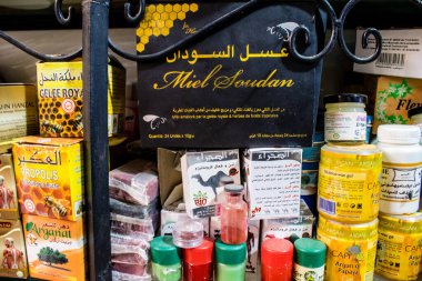 Fez, Fas - 15 Haziran 2022 Doğu ürünleri, temel yağlar, kremler ve baharatlar Medine 'de bulunan Fez meydanında satılıyor.