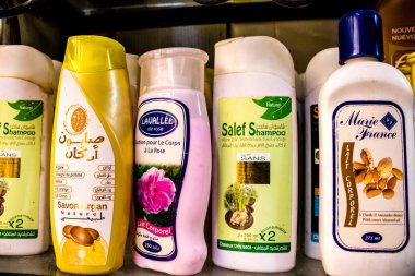 Fez, Fas - 15 Haziran 2022 Doğu ürünleri, temel yağlar, kremler ve baharatlar Medine 'de bulunan Fez meydanında satılıyor.