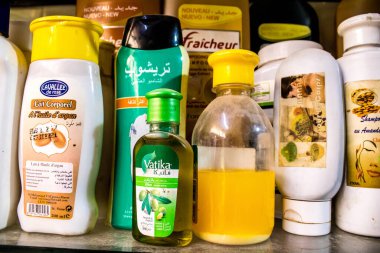 Fez, Fas - 15 Haziran 2022 Doğu ürünleri, temel yağlar, kremler ve baharatlar Medine 'de bulunan Fez meydanında satılıyor.