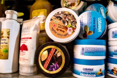 Fez, Fas - 15 Haziran 2022 Doğu ürünleri, temel yağlar, kremler ve baharatlar Medine 'de bulunan Fez meydanında satılıyor.