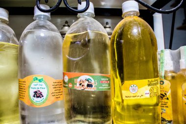 Fez, Fas - 15 Haziran 2022 Doğu ürünleri, temel yağlar, kremler ve baharatlar Medine 'de bulunan Fez meydanında satılıyor.