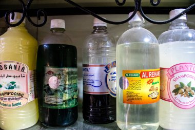 Fez, Fas - 15 Haziran 2022 Doğu ürünleri, temel yağlar, kremler ve baharatlar Medine 'de bulunan Fez meydanında satılıyor.