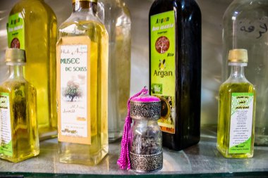 Fez, Fas - 15 Haziran 2022 Doğu ürünleri, temel yağlar, kremler ve baharatlar Medine 'de bulunan Fez meydanında satılıyor.