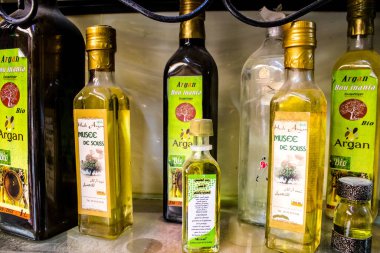 Fez, Fas - 15 Haziran 2022 Doğu ürünleri, temel yağlar, kremler ve baharatlar Medine 'de bulunan Fez meydanında satılıyor.