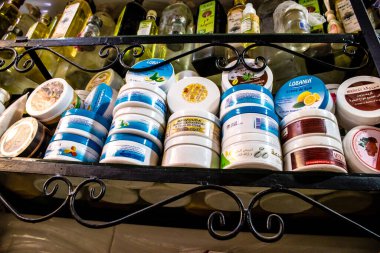 Fez, Fas - 15 Haziran 2022 Doğu ürünleri, temel yağlar, kremler ve baharatlar Medine 'de bulunan Fez meydanında satılıyor.