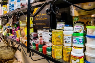 Fez, Fas - 15 Haziran 2022 Doğu ürünleri, temel yağlar, kremler ve baharatlar Medine 'de bulunan Fez meydanında satılıyor.