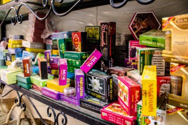 Fez, Fas - 15 Haziran 2022 Doğu ürünleri, temel yağlar, kremler ve baharatlar Medine 'de bulunan Fez meydanında satılıyor.