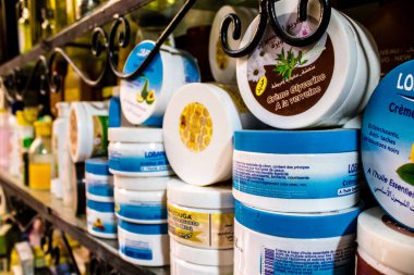 Fez, Fas - 15 Haziran 2022 Doğu ürünleri, temel yağlar, kremler ve baharatlar Medine 'de bulunan Fez meydanında satılıyor.