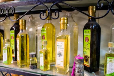 Fez, Fas - 15 Haziran 2022 Doğu ürünleri, temel yağlar, kremler ve baharatlar Medine 'de bulunan Fez meydanında satılıyor.