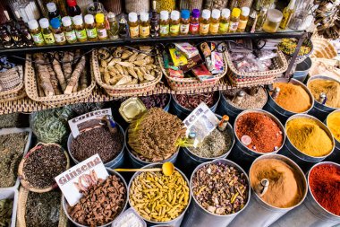 Fez, Fas - 15 Haziran 2022 Doğu ürünleri, temel yağlar, kremler ve baharatlar Medine 'de bulunan Fez meydanında satılıyor.