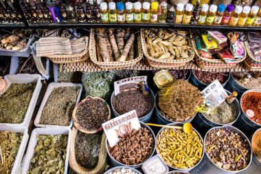 Fez, Fas - 15 Haziran 2022 Doğu ürünleri, temel yağlar, kremler ve baharatlar Medine 'de bulunan Fez meydanında satılıyor.