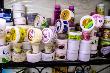 Fez, Fas - 15 Haziran 2022 Doğu ürünleri, temel yağlar, kremler ve baharatlar Medine 'de bulunan Fez meydanında satılıyor.