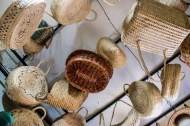 Fez, Fas - 15 Haziran 2022 Doğu ürünleri, temel yağlar, kremler ve baharatlar Medine 'de bulunan Fez meydanında satılıyor.