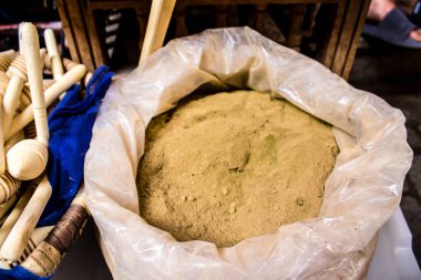 Fez, Fas - 15 Haziran 2022 Doğu ürünleri, temel yağlar, kremler ve baharatlar Medine 'de bulunan Fez meydanında satılıyor.