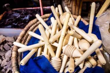 Fez, Fas - 15 Haziran 2022 Doğu ürünleri, temel yağlar, kremler ve baharatlar Medine 'de bulunan Fez meydanında satılıyor.