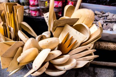 Fez, Fas - 15 Haziran 2022 Doğu ürünleri, temel yağlar, kremler ve baharatlar Medine 'de bulunan Fez meydanında satılıyor.