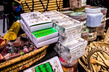 Fez, Fas - 15 Haziran 2022 Doğu ürünleri, temel yağlar, kremler ve baharatlar Medine 'de bulunan Fez meydanında satılıyor.