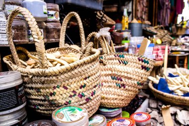 Fez, Fas - 15 Haziran 2022 Doğu ürünleri, temel yağlar, kremler ve baharatlar Medine 'de bulunan Fez meydanında satılıyor.