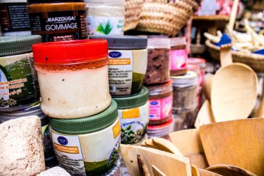 Fez, Fas - 15 Haziran 2022 Doğu ürünleri, temel yağlar, kremler ve baharatlar Medine 'de bulunan Fez meydanında satılıyor.