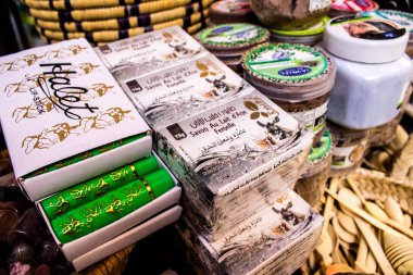 Fez, Fas - 15 Haziran 2022 Doğu ürünleri, temel yağlar, kremler ve baharatlar Medine 'de bulunan Fez meydanında satılıyor.