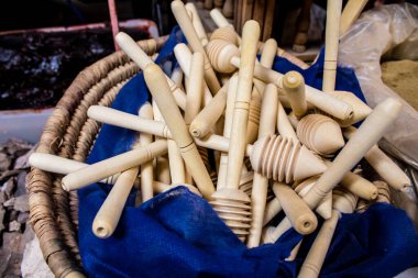 Fez, Fas - 15 Haziran 2022 Doğu ürünleri, temel yağlar, kremler ve baharatlar Medine 'de bulunan Fez meydanında satılıyor.