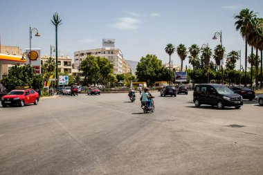Fez, Fas - 16 Haziran 2022 Fez şehri ve mimarisi, şehir dar ve dolambaçlı bir Arap yerleşimine sahiptir tipik doğu şehirleri, Fez geleneksel Fas kültürünün başkentidir.