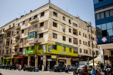 Fez, Fas - 16 Haziran 2022 Fez şehri ve mimarisi, şehir dar ve dolambaçlı bir Arap yerleşimine sahiptir tipik doğu şehirleri, Fez geleneksel Fas kültürünün başkentidir.