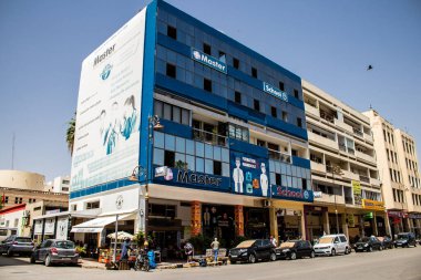 Fez, Fas - 16 Haziran 2022 Fez şehri ve mimarisi, şehir dar ve dolambaçlı bir Arap yerleşimine sahiptir tipik doğu şehirleri, Fez geleneksel Fas kültürünün başkentidir.