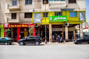 Fez, Fas - 16 Haziran 2022 Fez şehri ve mimarisi, şehir dar ve dolambaçlı bir Arap yerleşimine sahiptir tipik doğu şehirleri, Fez geleneksel Fas kültürünün başkentidir.