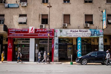 Fez, Fas - 16 Haziran 2022 Fez şehri ve mimarisi, şehir dar ve dolambaçlı bir Arap yerleşimine sahiptir tipik doğu şehirleri, Fez geleneksel Fas kültürünün başkentidir.