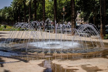 Fez, Fas - 16 Haziran 2022 Fez şehri ve mimarisi, şehir dar ve dolambaçlı bir Arap yerleşimine sahiptir tipik doğu şehirleri, Fez geleneksel Fas kültürünün başkentidir.