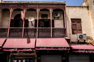 Fez, Fas - 16 Haziran 2022 Fez şehri ve mimarisi, şehir dar ve dolambaçlı bir Arap yerleşimine sahiptir tipik doğu şehirleri, Fez geleneksel Fas kültürünün başkentidir.