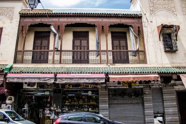 Fez, Fas - 16 Haziran 2022 Fez şehri ve mimarisi, şehir dar ve dolambaçlı bir Arap yerleşimine sahiptir tipik doğu şehirleri, Fez geleneksel Fas kültürünün başkentidir.