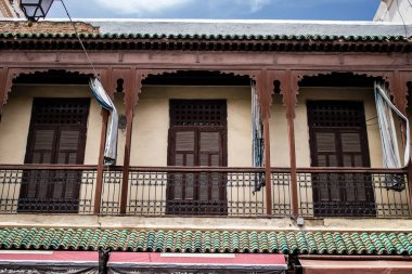 Fez, Fas - 16 Haziran 2022 Fez şehri ve mimarisi, şehir dar ve dolambaçlı bir Arap yerleşimine sahiptir tipik doğu şehirleri, Fez geleneksel Fas kültürünün başkentidir.