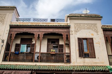 Fez, Fas - 16 Haziran 2022 Fez şehri ve mimarisi, şehir dar ve dolambaçlı bir Arap yerleşimine sahiptir tipik doğu şehirleri, Fez geleneksel Fas kültürünün başkentidir.