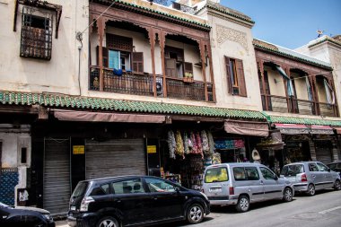 Fez, Fas - 16 Haziran 2022 Fez şehri ve mimarisi, şehir dar ve dolambaçlı bir Arap yerleşimine sahiptir tipik doğu şehirleri, Fez geleneksel Fas kültürünün başkentidir.