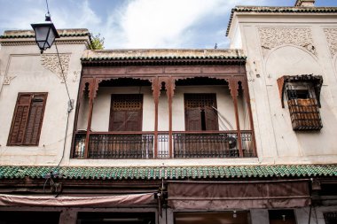 Fez, Fas - 16 Haziran 2022 Fez şehri ve mimarisi, şehir dar ve dolambaçlı bir Arap yerleşimine sahiptir tipik doğu şehirleri, Fez geleneksel Fas kültürünün başkentidir.