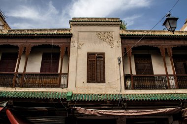 Fez, Fas - 16 Haziran 2022 Fez şehri ve mimarisi, şehir dar ve dolambaçlı bir Arap yerleşimine sahiptir tipik doğu şehirleri, Fez geleneksel Fas kültürünün başkentidir.