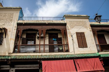 Fez, Fas - 16 Haziran 2022 Fez şehri ve mimarisi, şehir dar ve dolambaçlı bir Arap yerleşimine sahiptir tipik doğu şehirleri, Fez geleneksel Fas kültürünün başkentidir.