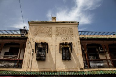 Fez, Fas - 16 Haziran 2022 Fez şehri ve mimarisi, şehir dar ve dolambaçlı bir Arap yerleşimine sahiptir tipik doğu şehirleri, Fez geleneksel Fas kültürünün başkentidir.