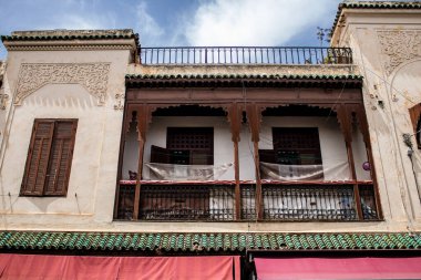 Fez, Fas - 16 Haziran 2022 Fez şehri ve mimarisi, şehir dar ve dolambaçlı bir Arap yerleşimine sahiptir tipik doğu şehirleri, Fez geleneksel Fas kültürünün başkentidir.