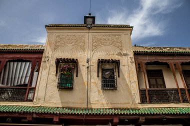 Fez, Fas - 16 Haziran 2022 Fez şehri ve mimarisi, şehir dar ve dolambaçlı bir Arap yerleşimine sahiptir tipik doğu şehirleri, Fez geleneksel Fas kültürünün başkentidir.