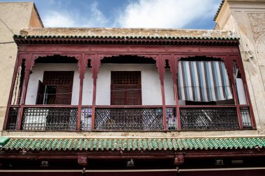 Fez, Fas - 16 Haziran 2022 Fez şehri ve mimarisi, şehir dar ve dolambaçlı bir Arap yerleşimine sahiptir tipik doğu şehirleri, Fez geleneksel Fas kültürünün başkentidir.