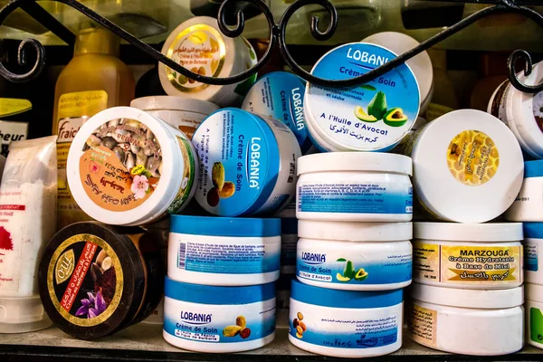 Fez, Fas - 15 Haziran 2022 Doğu ürünleri, temel yağlar, kremler ve baharatlar Medine 'de bulunan Fez meydanında satılıyor.